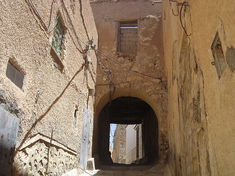 File:Alley in Bou Saâda, arc front.jpg