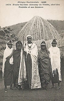 Almamy de Timba et ses femmes (Guinée).jpg