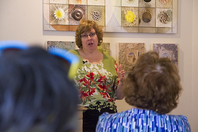 File:Artist in Residence Lauren Eisenberg Davis reads excerpts from her book and answers questions at Joshua Tree Visitor Center (16489200280).jpg