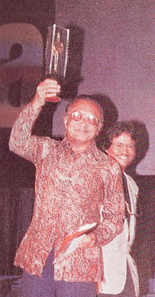 Asrul Sani receiving Citra for Best Screenplay, Festival Film Indonesia (1982), 1983, p63.jpg