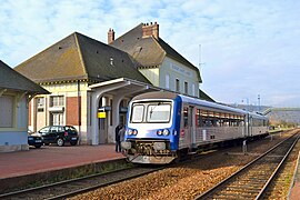 X 4793 rénové en livrée TER institutionnelle, en gare d'Elbeuf-Saint-Aubin sur la transversale Rouen - Caen en 2011.
