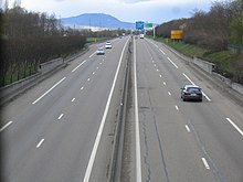 Les deux voies de l'autoroute, en arrière-plan les Vosges.