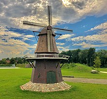 Maßstabsgetreue Bäker-Mühle im Mehrgenerationenpark, die an die 1870 erbaute Kappenwindmühle erinnert.