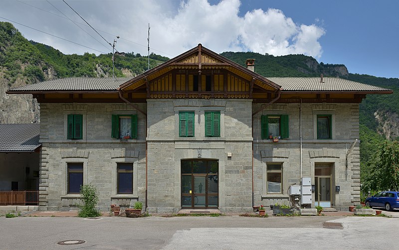 File:Bahnhof Blumau Südtirol.jpg