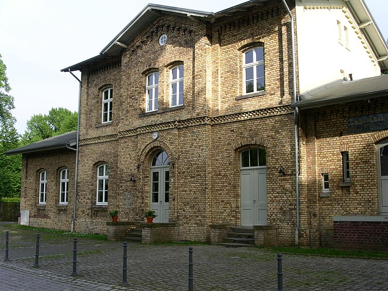 File:Bahnhof Lenningsen10-2005.jpg