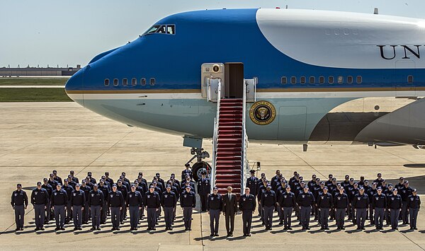 President Obama posing with members of the Presidential Logistics Squadron in 2015