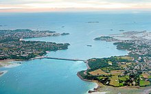 Tidal power: the 1 km Rance Tidal Power Station in Brittany generates 0.5 GW. Barrage de la Rance.jpg