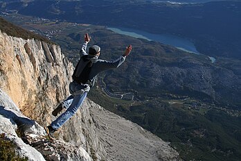 Base jump depuis le Monte Brento (1 100 m) situé dans les montagnes autour du lac de Garde (Italie). (définition réelle 2 496 × 1 664*)