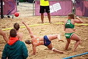 Deutsch: Beachhandball bei den Olympischen Jugendspielen 2018; Tag 6, 12. Oktober 2018; Mädchen, Hauptrundenspiel – Ungarn-Niederlande 2:1 English: Beach handball at the 2018 Summer Youth Olympics at 12 October 2018 – Girls Main Round – Hungary-Netherlands 2:1