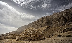 Jebel Hafeet bölgəsindəki arı pətəyi məzarları təxminən 5000 il əvvəl ərazidə insanların məskunlaşdığının sübutudur.