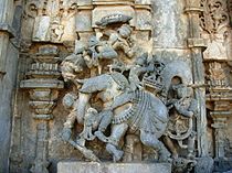Bhagadatta lluita amb Bhima en la guerra de Kurukshetra (Belur).