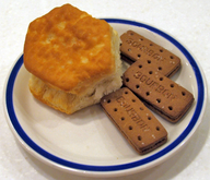 Biscuit，在美国是指一种面包(左)，在英国是指饼干(右)