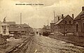 Direction Cambrai avec le monument aux morts et l'église provisoire