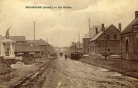 Direction Cambrai avec le monument aux morts et l'église provisoire