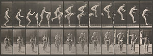 «Gutter som hopper bukk» (Boys Playing Leapfrog) av fotopioneren Eadweard Muybridge. Bildeserien er del av Muybridges prosjekt med å dokumentere bevegelser hos mennesker og dyr på 1880-tallet.