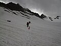 Der markierte Weg über den Brunnifirn zur Hütte, im Hintergrund der Brunnigrat