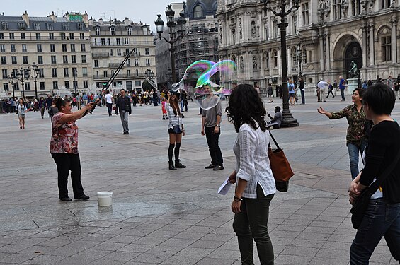 Soap bubble performances in Paris