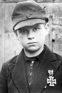 le Jungvolk-Zugführer (chef de section) Alfred Zech, 12 ans, décoré de la croix de fer en mars 1945 en Silésie.
