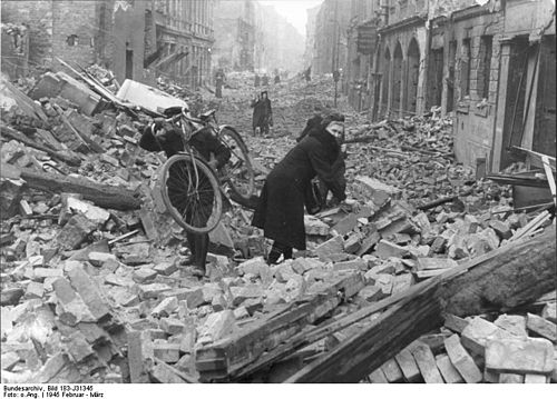 Последствия после великой отечественной войны. Руины Берлина 1945. Руины Германии 1945. Берлин после войны 1945. Москва после войны 1945 разрушения.