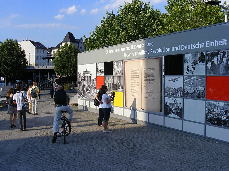 File:Bundespressamt, Reichstagufer, Berlin Sept 2010 (4998226891).jpg