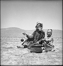 A mother with her child in Herat Province, 1939 CH-NB - Afghanistan, vor Chahrshambe (Khvajeh Chahar Shanbeh)- Menschen - Annemarie Schwarzenbach - SLA-Schwarzenbach-A-5-20-013.jpg