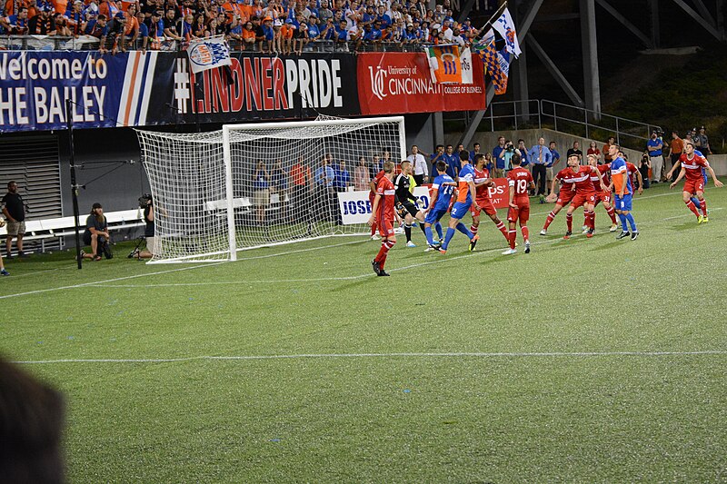 File:CINvCHI 2017-06-28 - FC Cincinnati corner kick (41153620682).jpg