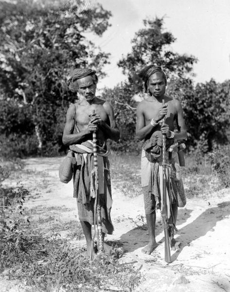 File:COLLECTIE TROPENMUSEUM 'Timorese jagers met uitrusting de vuursteengeweren zijn versierd met zilveren banden' TMnr 10013421.jpg