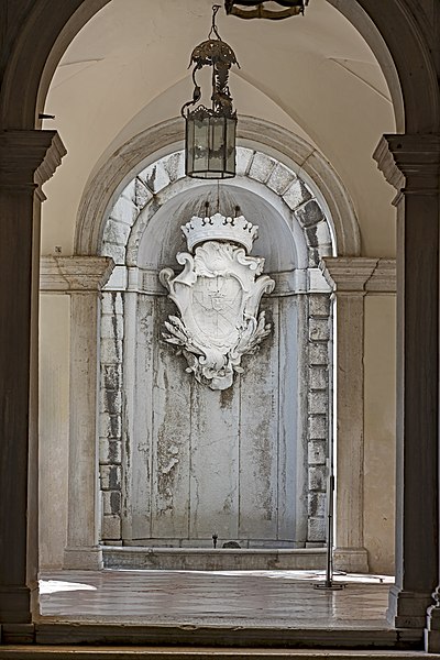 File:Ca' Rezzonico courtyard - fountain and the arms of the Rezzonico family.jpg