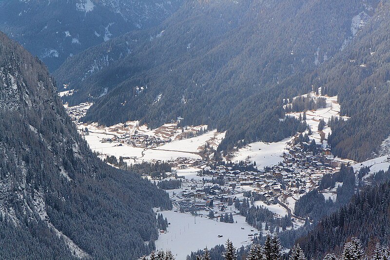 File:Campitello di Fassa.jpg