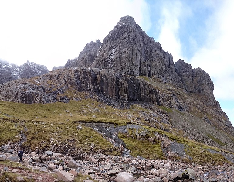 File:Carn Dearg Cliffs - geograph.org.uk - 3190883.jpg