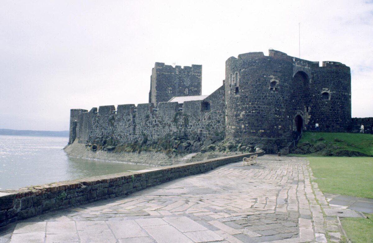 Крепость цитадель кроссворд. Замок Каррикфергус. Carrickfergus Castle. Замок Кэррикфергюс. Королевство Ирландия.