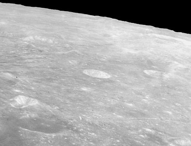 Vista obliqua des de l'Apollo 15, mostrant Cayley (centre), Ariadaeus (brillant, esquerra al fons), D'Arrest (esquerra al fons), i Whewell (dreta)