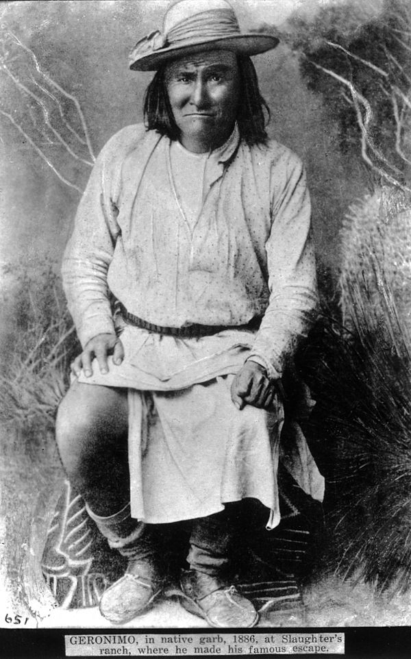Goyaałé (Geronimo), in native garb