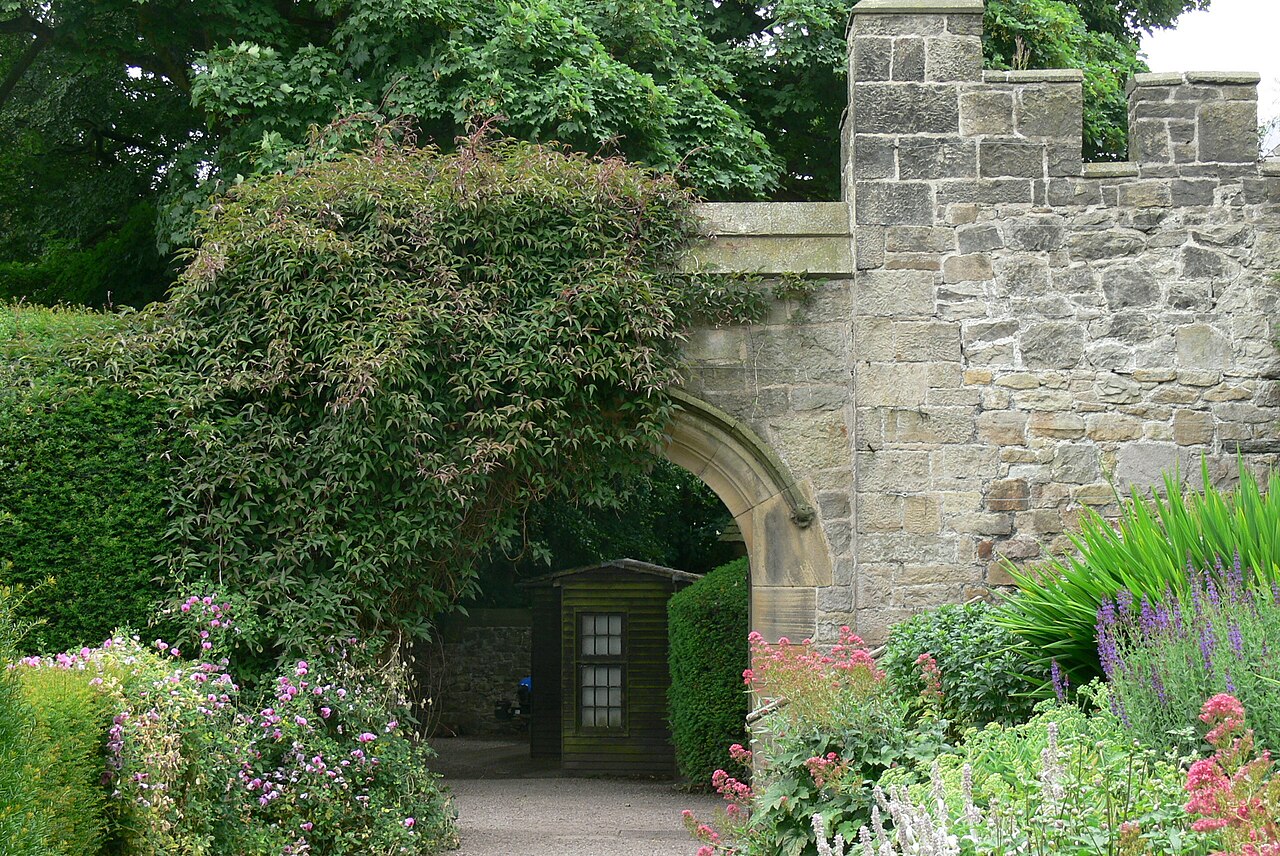 Chirk castle - Gartentor.jpg