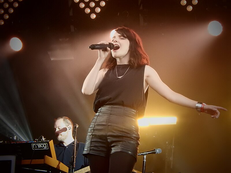 File:Chvrches, Rock en Seine 2016, Paris (29493346022).jpg