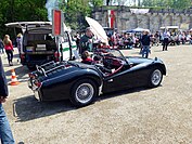 10. MSC Coburger Oldtimertreffen 5. Mai 2013 - Hubertus Ernst bei der Eingangsbegrüßung und Kontrolle eines Triumph TR3 2sitzer Cabrio