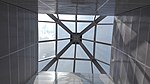 葛京站上大厅层的玻璃金字塔结构允许阳光直射入捷运站内。