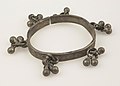 Collectie NMvWereldculturen, TM-3500-129a, Zilveren armband met belletjes. Josephine Powell Collection, voor 1965.jpg