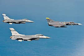 2 F16 de la Guardia Nacional Aérea de Carolina del Sur y un IAI Kfir de las Fuerzas Aéreas de Colombia en una misión de práctica sobre Colombia