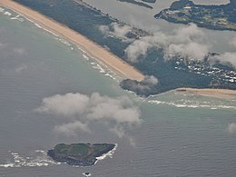 Cook Island dan Fingal Head (21895804051).jpg