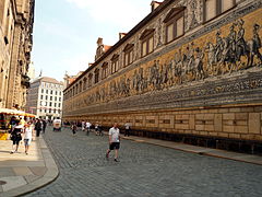 Cortège des Princes : mosaïque monumentale en porcelaine de Saxe.