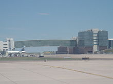 The pedestrian bridge connecting the Jeppesen Terminal with Concourse A