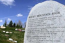 Memoriale di John Denver ad Aspen, con inciso il testo della canzone Rocky Mountain High