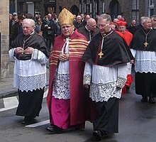 Kardynał i trzech biskupów noszący białe rokiety