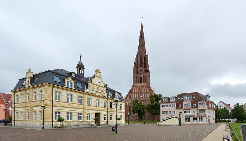 File:Demmin Am Markt Rathaus Kirche 2012.jpg