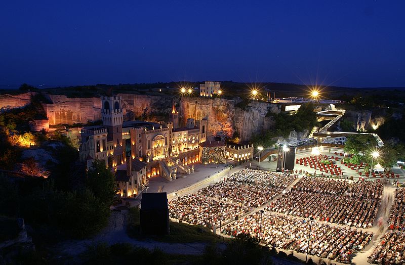 File:Der Römersteinbruch St. Margarethen bei einer Aufführung von Rigoletto 2009.JPG