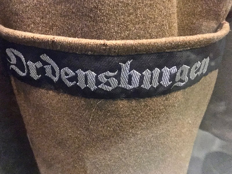 File:Deutsches Historisches Museum 2019-10-13 lowres Nazi Germany uniform tunic sleeve cuff title Führerantwärter im Range eines Hauptmanns auf den NS-Ordensburgen 3847.jpg