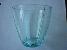 Drinking glass with fracture due to uneven thermal expansion after pouring of hot liquid into the otherwise cool glass Drikkeglas med brud-1.JPG