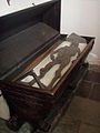 Kobieta Haraldskær na wystawie w oszklonym sarkofagu.