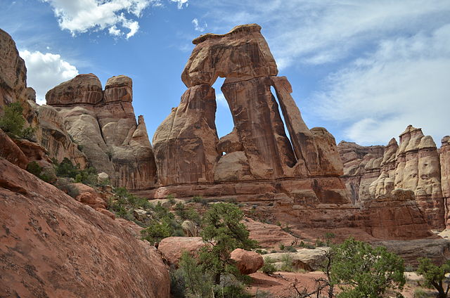 File:Druid_Arch._Needles_District._Canyonlands_UT._(9862534466).jpg